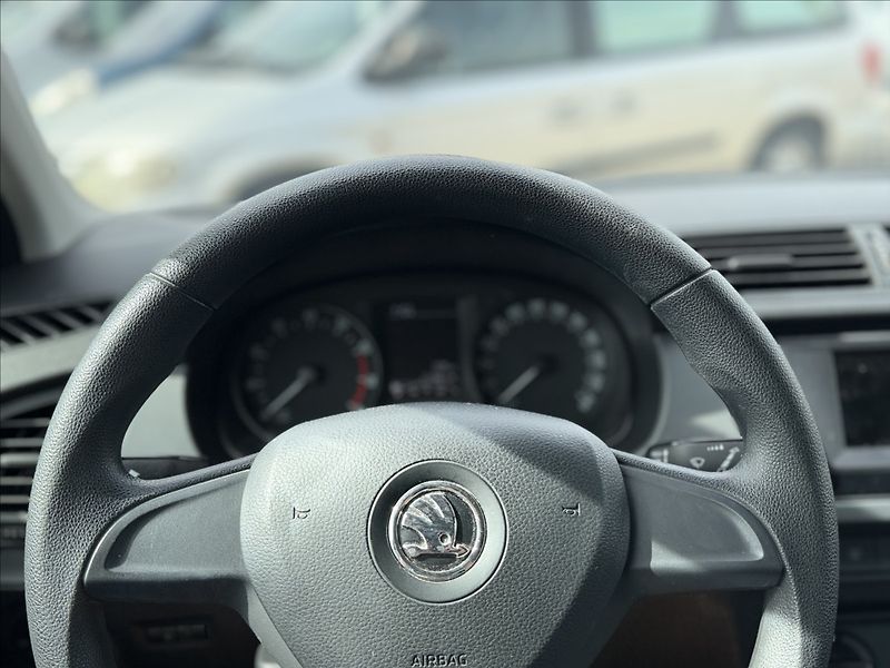 Škoda Fabia 1,0 MPI KLIMA - fotka 11 z 22