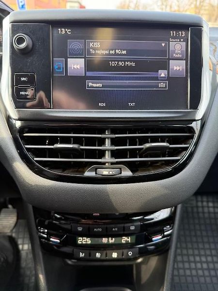 Peugeot 208 1.2i 60kw - fotka 8 z 11
