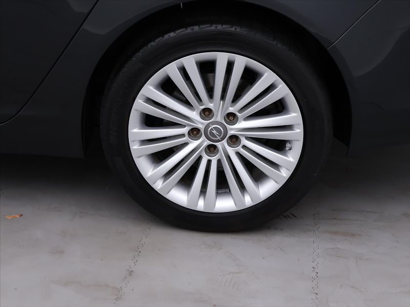 Opel Insignia 2,0 Turbo 184kW Cosmo SH - fotka 21 z 28
