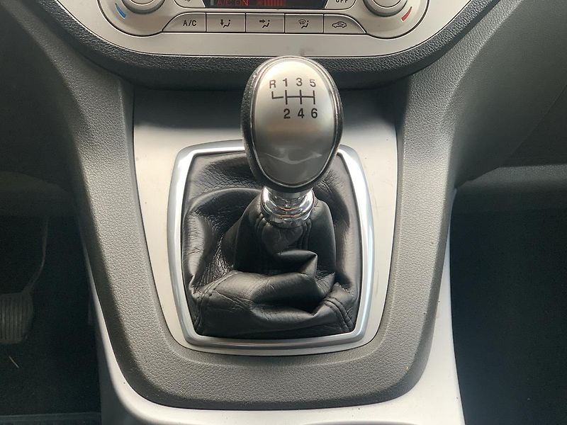 Ford Kuga 2.0TDCi KLIMATIZACE  ALU KOLA - fotka 22 z 38