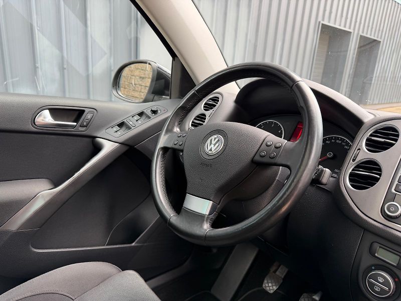 Volkswagen Tiguan 2,0 TDI /4x4/ SPORT / servis.k - fotka 22 z 32
