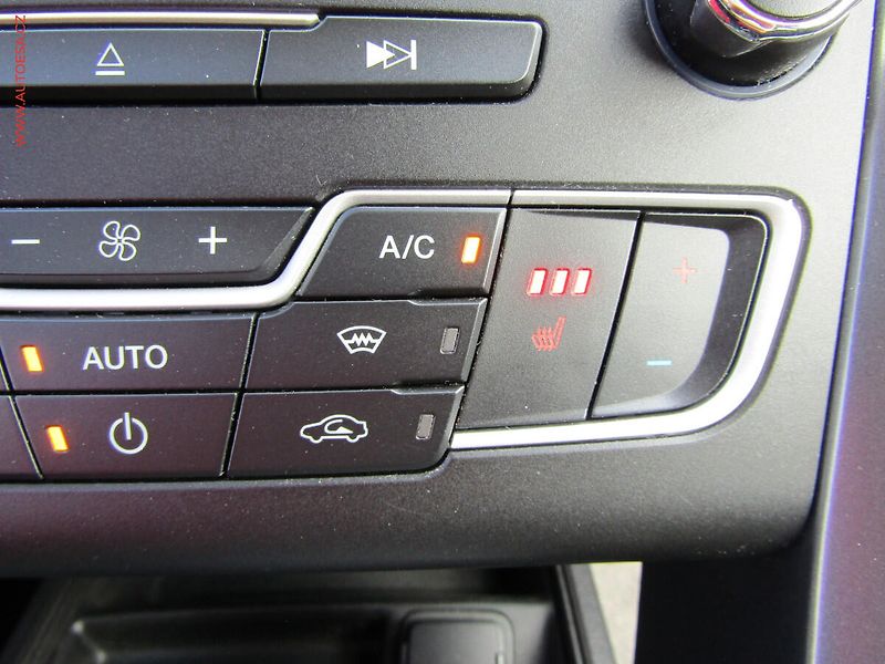 Ford Mondeo (2015) 2.0 TDCi, Titanium, LED, navi - fotka 23 z 26