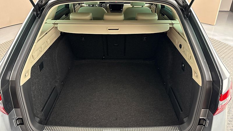 Škoda Superb 2.0 TDI DSG 4x4 Style Combi - fotka 17 z 34