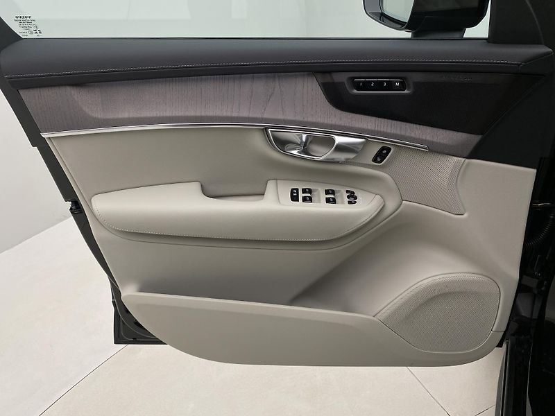 Volvo XC90 (2026) T8 AWD RECHARGE DARK ULTRA - fotka 7 z 79
