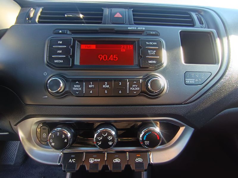 Kia Rio (2012) - fotka 17 z 32