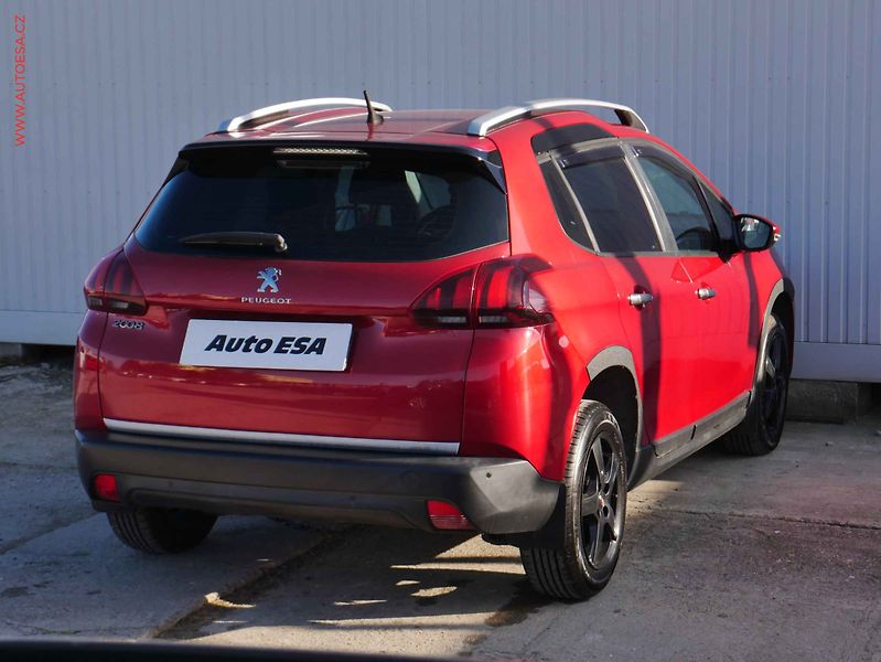 Peugeot 2008 (2019) 1.2 PT, 1.maj,ČR, 1.M-ČR - fotka 6 z 14