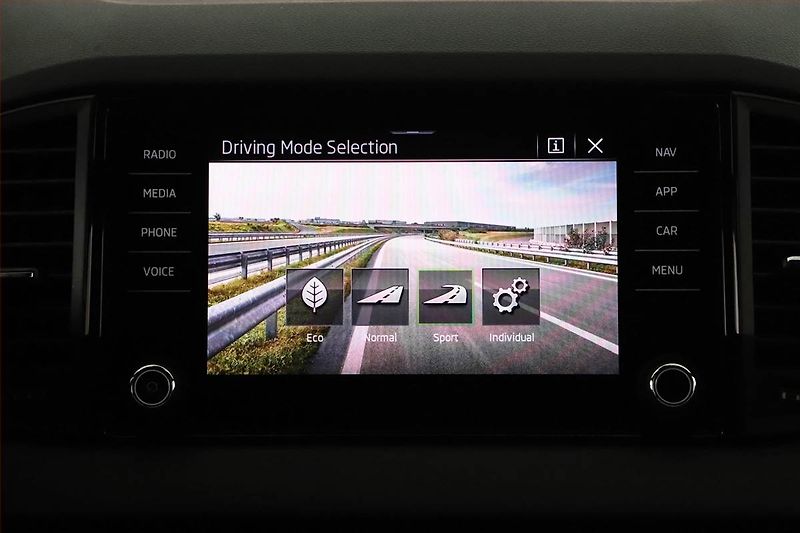 Škoda Karoq (2025) 1.5 TSI, Sportline, Navigace - fotka 15 z 20
