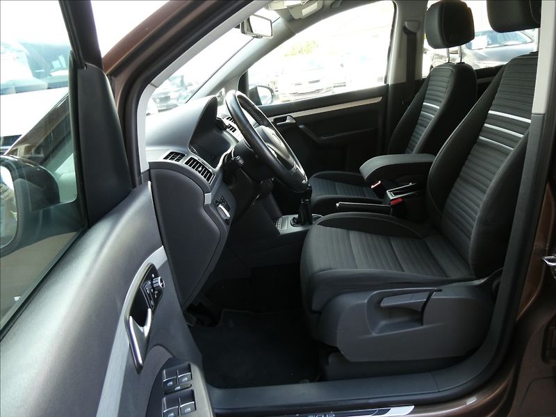 Volkswagen Touran 1,6 TDi 77kW CUP,7.míst,naviga - fotka 19 z 46