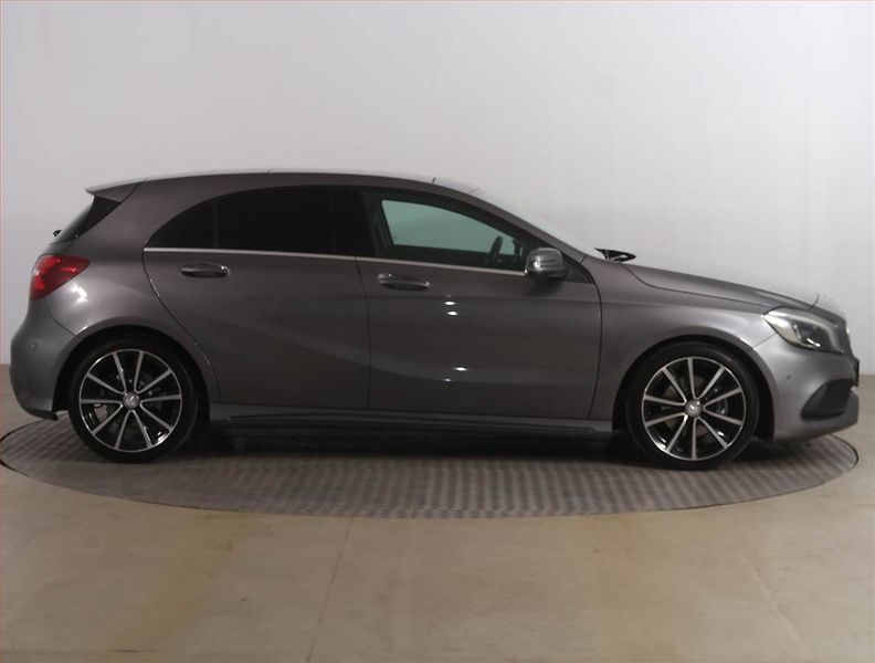 Mercedes-Benz Třídy A (2017) A 180, Kůže, Tempomat - fotka 6 z 17