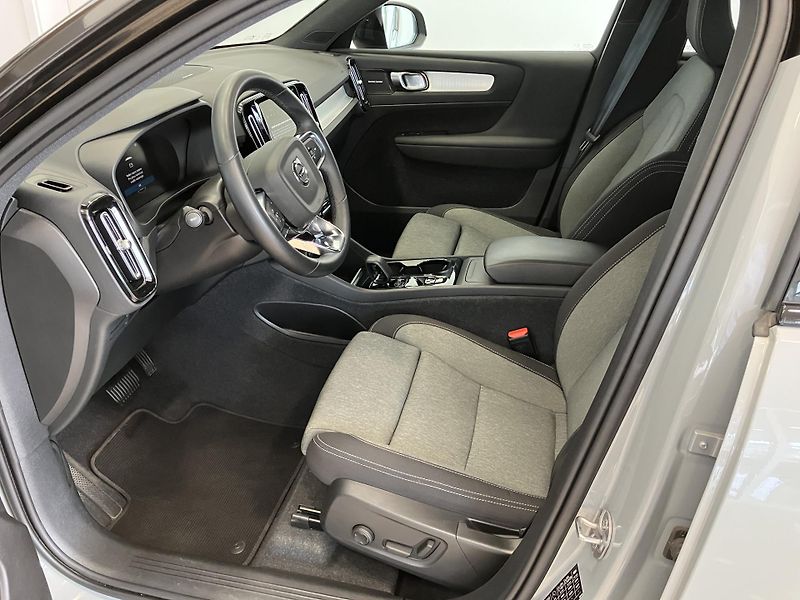 Volvo XC40 B3 FWD Plus Dark AT7 - fotka 13 z 39
