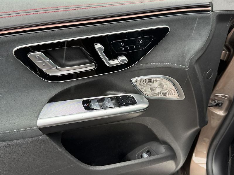 Mercedes-Benz EQE 500 4MATIC SUV Electric Art Ed - fotka 23 z 37