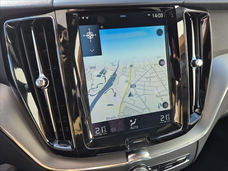 Volvo XC60 2,0 D4 AWD R-Design - fotka 14 z 18