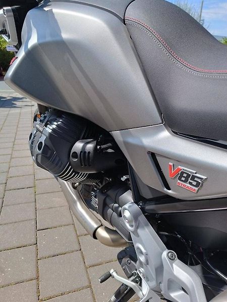 Moto Guzzi V 85 TT (2025) V 85 Strada Grigio Brera (slev - fotka 7 z 10