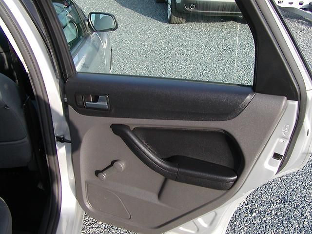 Ford Focus (2006) 1.6TDCi,ESP,EL. SEDAČKY - fotka 17 z 22