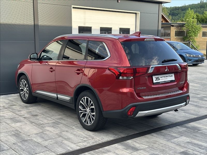 Mitsubishi Outlander 2,2 DI-D 150PS  Intense+ -7 4x - fotka 10 z 53