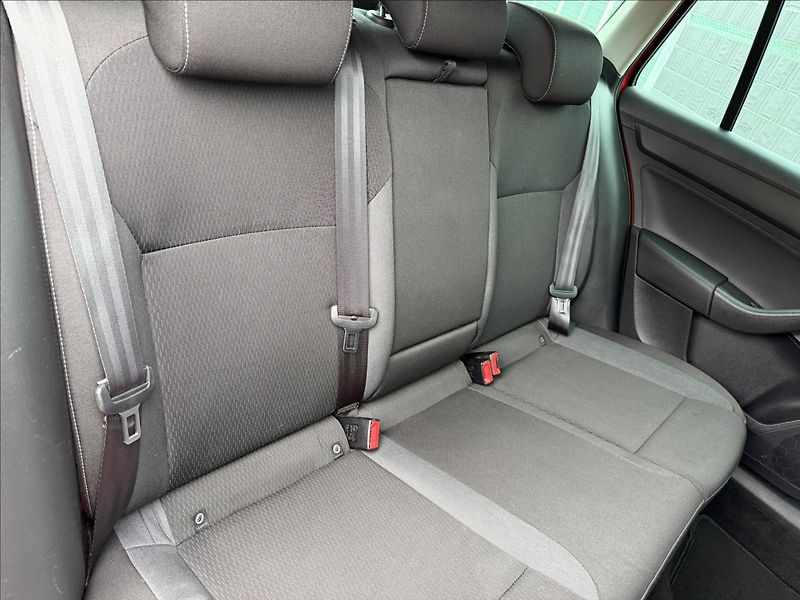 Škoda Rapid 1.6 TDI Spaceback Ambition - fotka 18 z 21