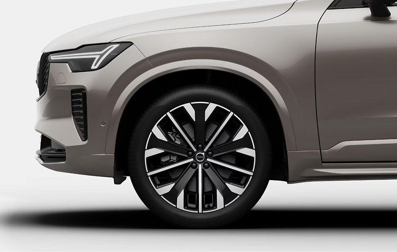 Volvo XC90 (2026) B5 AWD ULTRA DARK - fotka 9 z 16