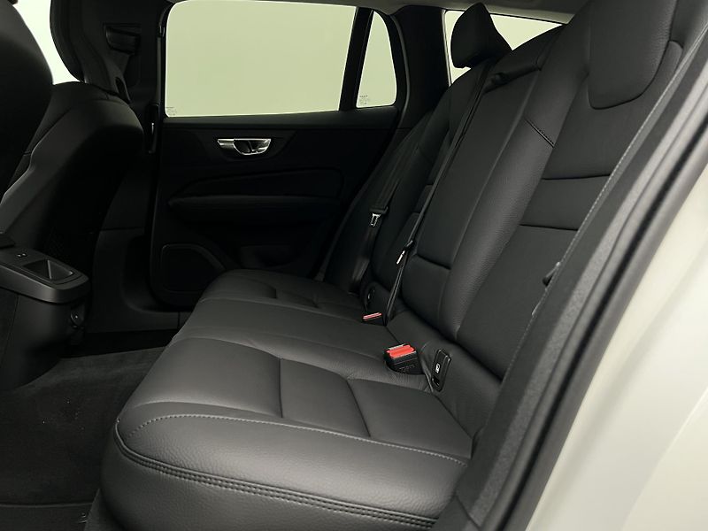 Volvo V60 (2026) B4 PLUS DARK AUT - fotka 5 z 44