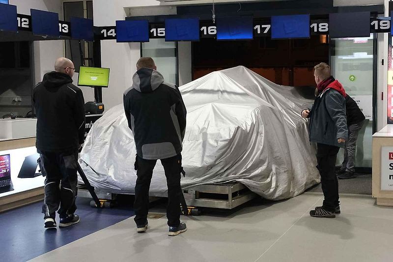 Instalace modelu stavebnice Peugeot Le Mans za účasti designera společnosti Lego.