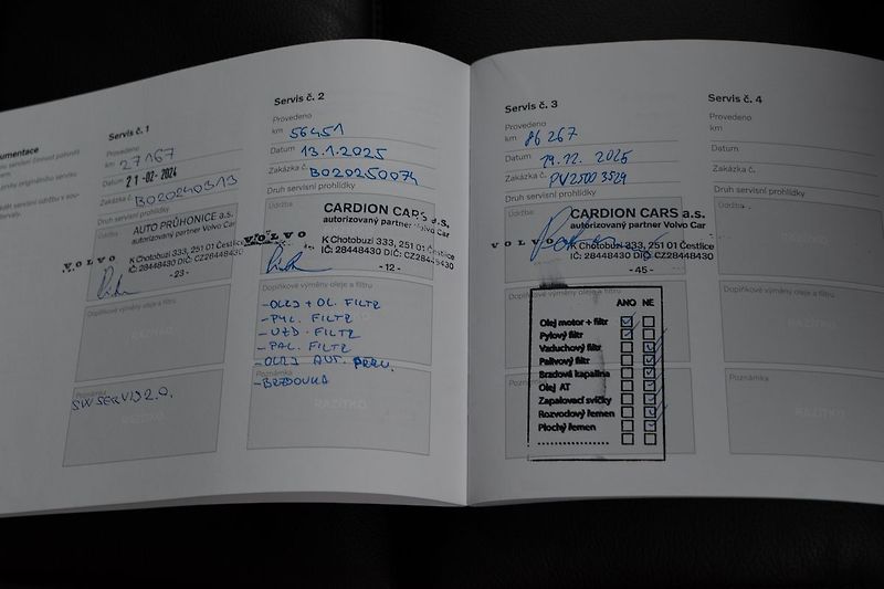 Volvo XC40 B4 AWD KAMERY360*HARMAN*ČR 1.M - fotka 32 z 42
