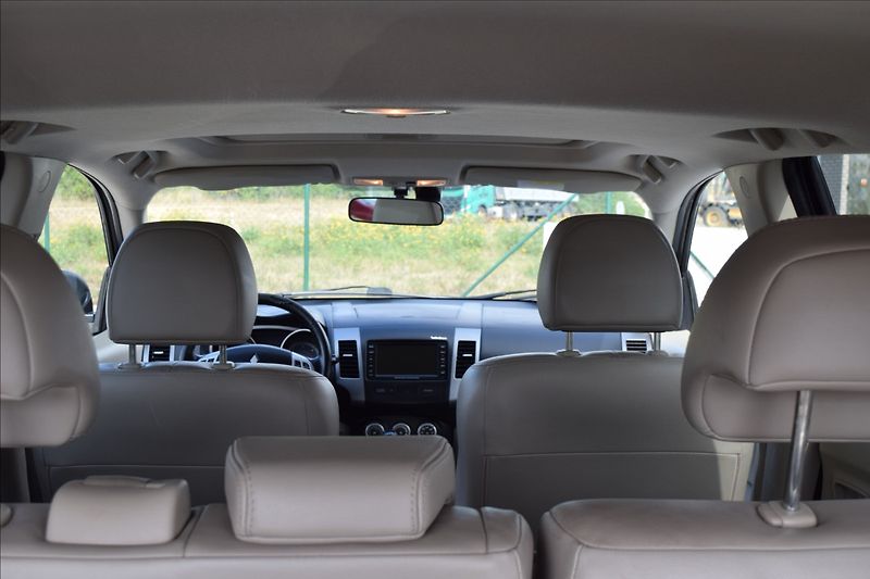 Mitsubishi Outlander 2,2 d 115KW TAŽNÉ 7MÍST 4X4 - fotka 27 z 51