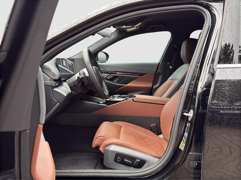 BMW i5 xDrive40 Touring - fotka 2 z 16