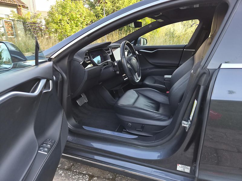 Tesla Model S (2016) P85D - fotka 8 z 16