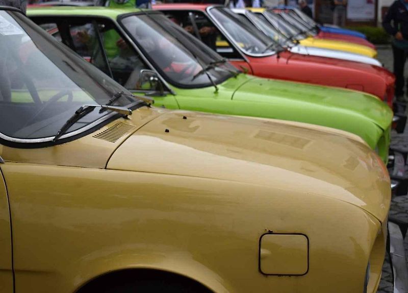 Tři z účastníků srazu před bránou továrny Škoda Auto v Kvasinách