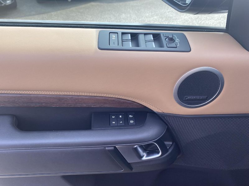 Land Rover Discovery D 300 AWD Dynamic - fotka 22 z 28