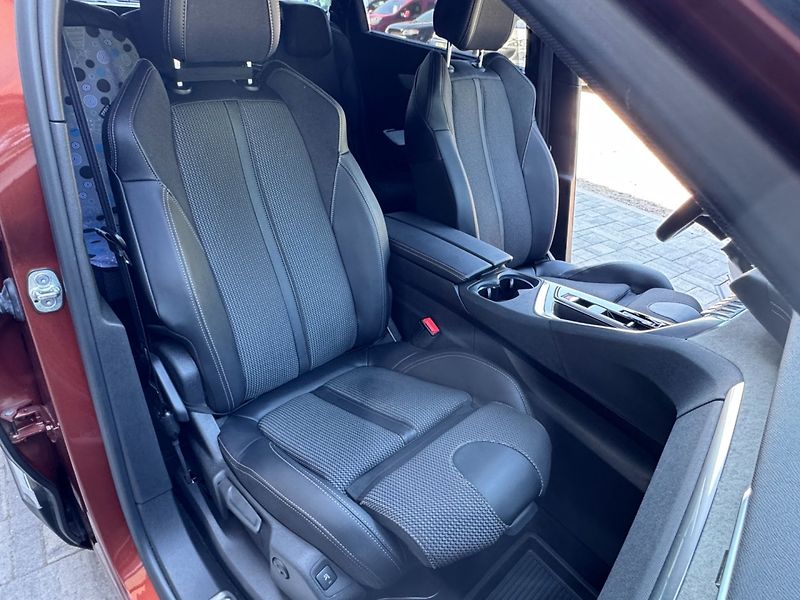 Peugeot 5008 (2023) 1.5 HDi GT EAT8 - fotka 32 z 44