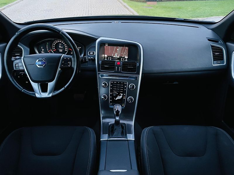 Volvo XC60 2.0D 5VÁLEC AUT TAŽNÉ VÝHŘEV - fotka 24 z 43