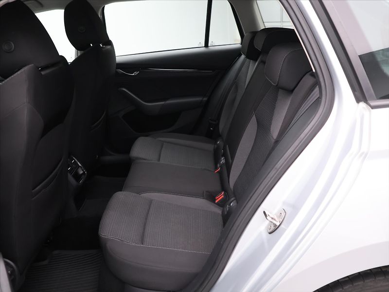 Škoda Octavia 2,0 TDI Ambition CZ DPH 1.Maj. - fotka 13 z 26