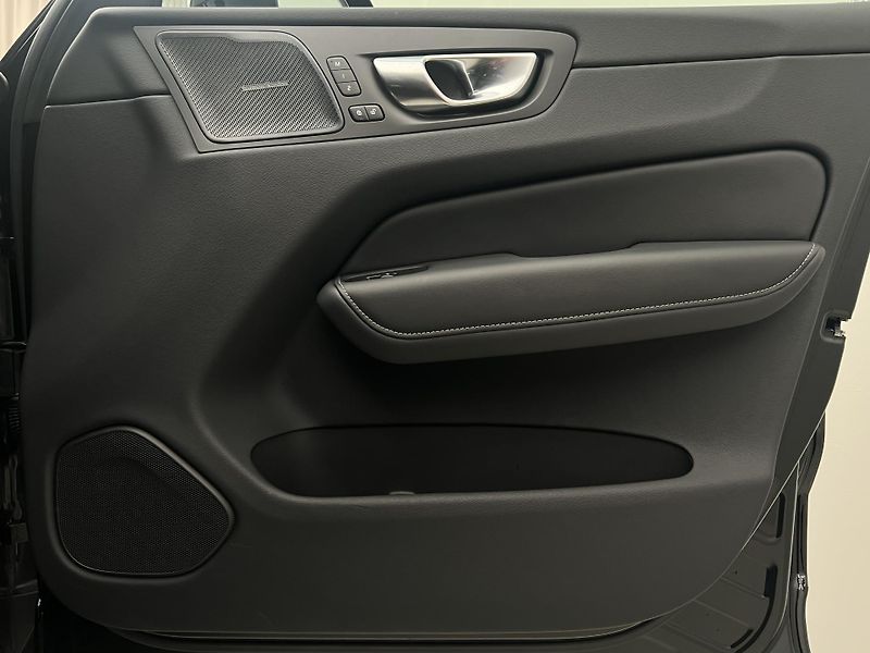 Volvo XC60 B5 AWD DARK PLUS AUT - fotka 45 z 45