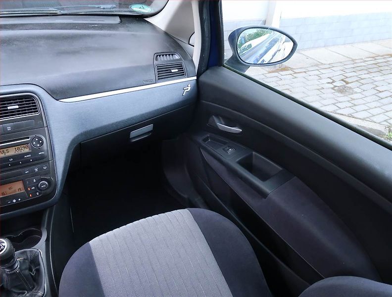 Fiat Punto (2007) 1.4, po STK, rezervace - fotka 8 z 14