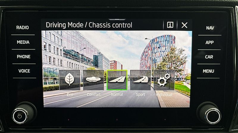 Škoda Karoq 1.5 TSI DSG Style - fotka 30 z 30