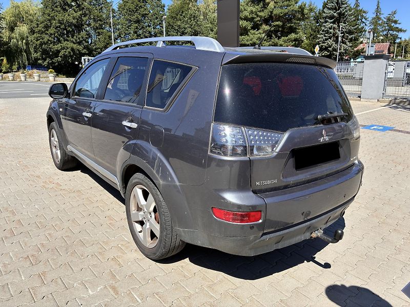 Mitsubishi Outlander 2.0DiD 103kW 4x4 7MÍST INSTYLE - fotka 4 z 8