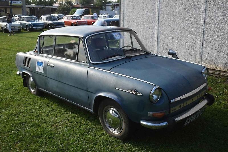 Škoda 1000 MBG s historickým pozadím.