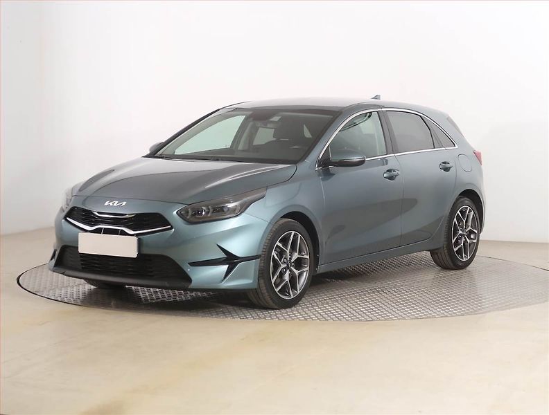 Kia Ceed (2022) Gold 1.5 T-GDI, Serv.kniha - fotka 2 z 19