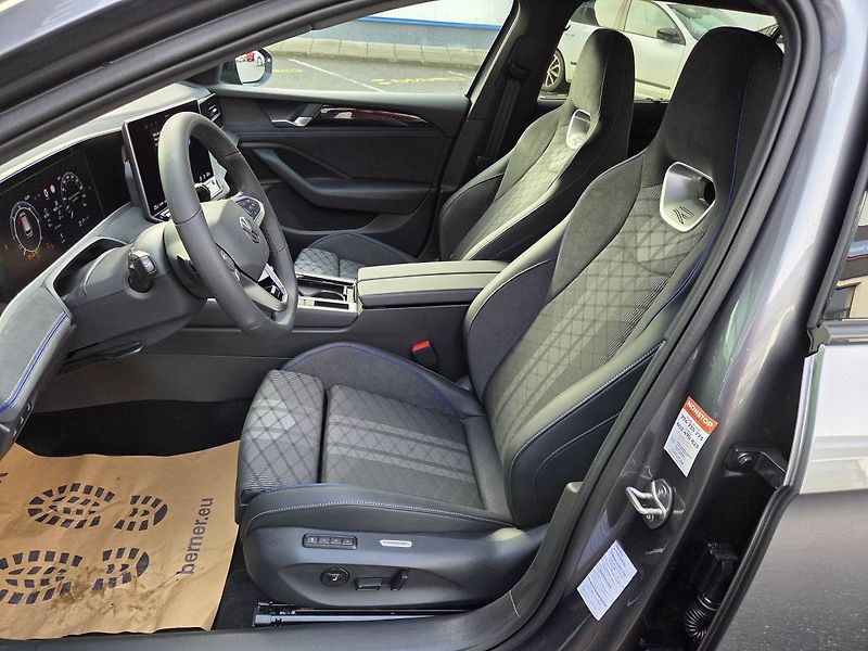 Volkswagen Passat Variant (2025) R-Line 2.0 TDI BlackStyle - fotka 13 z 51