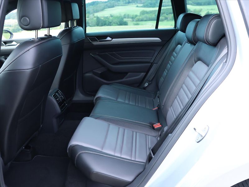 Volkswagen Passat 2,0 TDI DSG R-LINE Matrix - fotka 15 z 32
