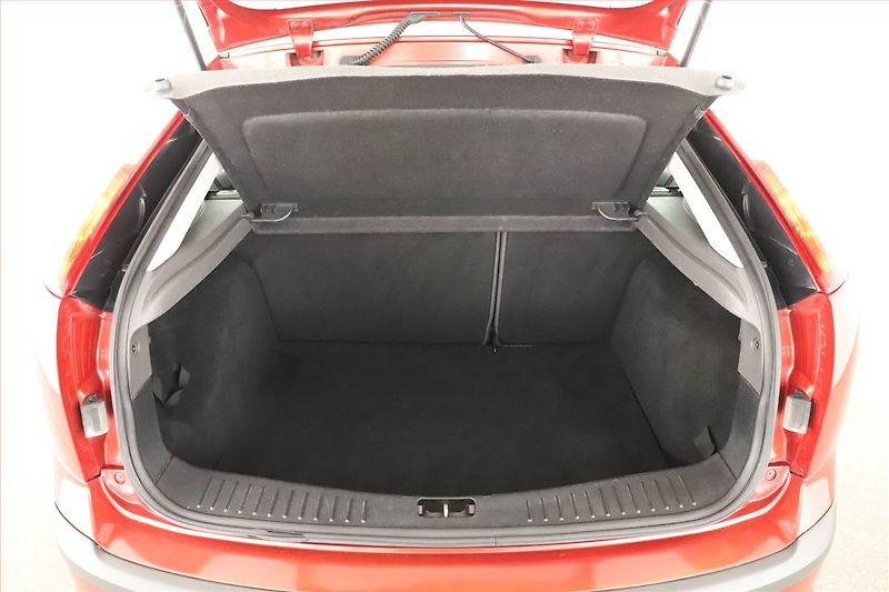 Ford Focus (2007) 1.6 16V, po STK, rezervace - fotka 10 z 13