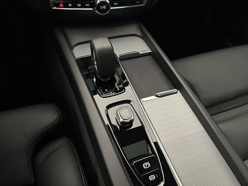 Volvo V60 B4 PLUS DARK AUT 1.maj. - fotka 28 z 47