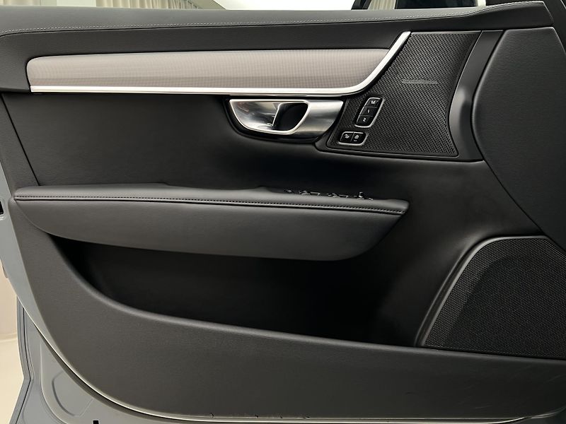 Volvo V90 T6 AWD RECHARGE DARK PLUS - fotka 7 z 46