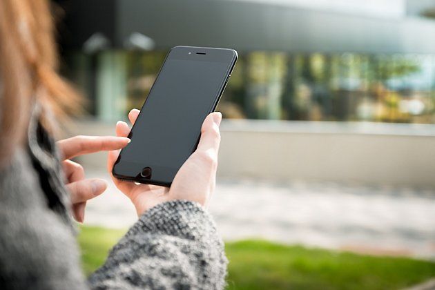 Mobilní telefon. Žena. Ilustrační foto., zdroj: Pixabay