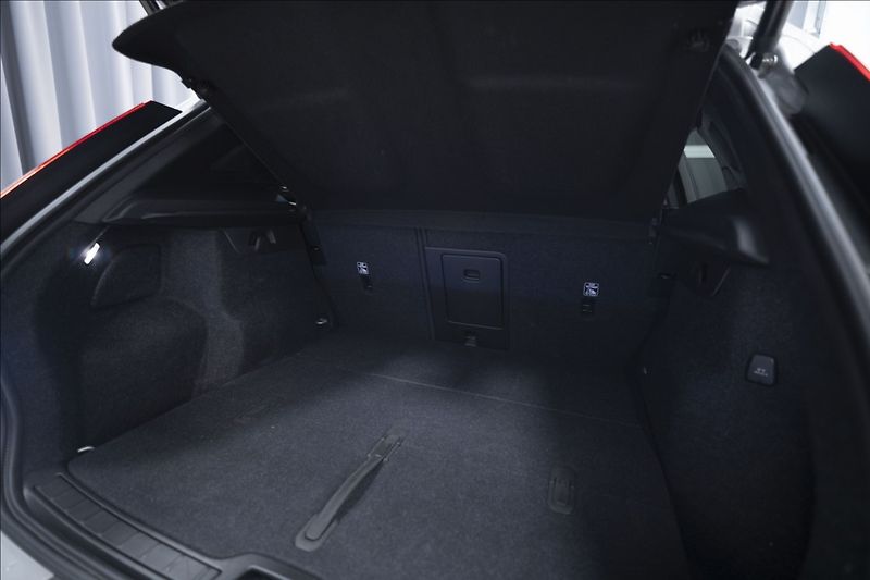 Volvo XC40 2,0 B3 NAVI KAMERA 360° TAŽNÉ - fotka 35 z 38