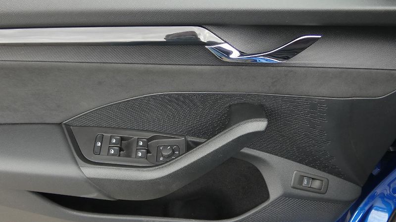 Škoda Octavia Combi 2.0 TSI RS 180kW - fotka 9 z 26