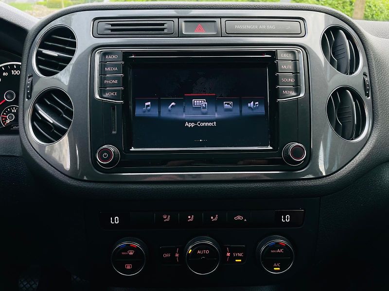 Volkswagen Tiguan 1.4TSI MANUÁL SENZORY TAŽNÉ - fotka 35 z 47