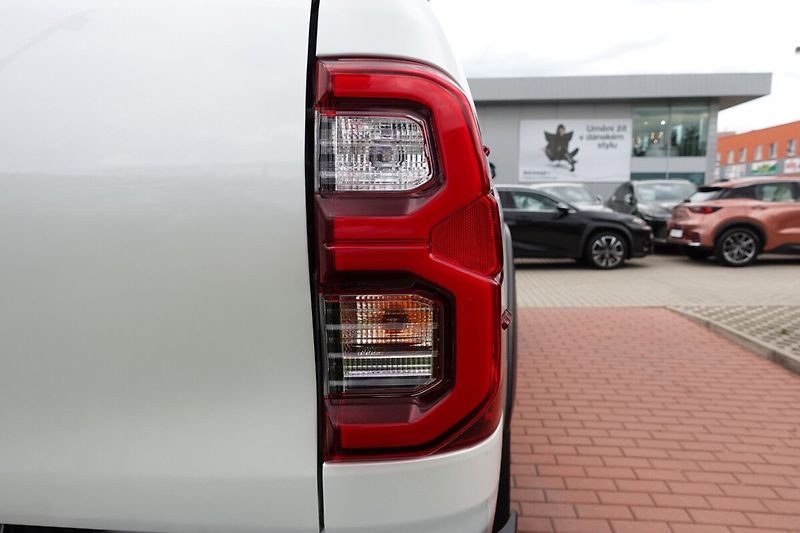 Toyota Hilux 2,8 D4-D Invincible Sport A/T - fotka 33 z 34