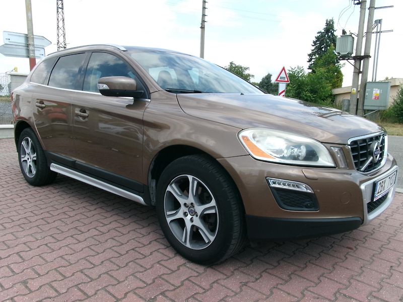 Volvo XC60 (2012) 2,4 D5 SUMMUM 169kW AC NAVI - fotka 11 z 37