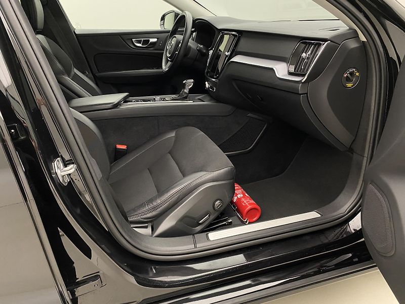 Volvo V60 D3 MOMENTUM AUT REZERVACE - fotka 23 z 39